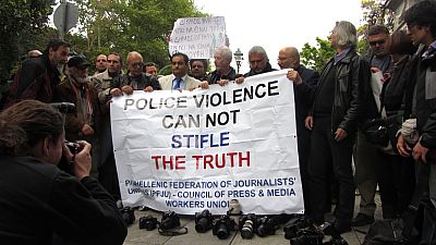 Am 11.04.2012 protestierten mehrere Journalisten vor dem Haus von Ministerpräsident Loukas Papadimos. Sie verlangten, dass die Polizisten, die diese Angriffe verübt haben, zur Rechenschaft gezogen werden.