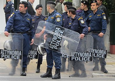 Griechenlands Journalisten gehen auf die Barrikaden: Anlass ist der gezielte Angriff eines Polizisten auf den Fotoreporter Mario Lollos, der lebensgefährlich verletzt wurde. Dies ist keine Ausnahme. Die Spezialeinheit Mat geht zunehmend aggressiv gegen Journalisten vor.