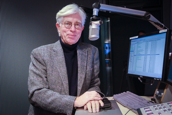 Greogor Rottschalk in einem Studio vom rbb Inforadio (Haus des Rundfunks) | © Foto: Jörg Wagner
