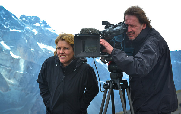 Marietta Slomka mit Kameramann Jürgen Heck in Bolivien auf 5000 Meter Höhe.