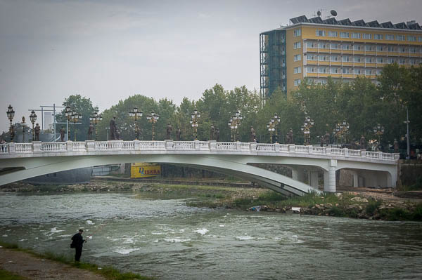 Tagungshotel mit typischer Brücke in Skopje