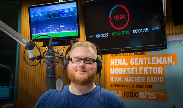 Sebastian Pertsch im radioeins-Sendestudio