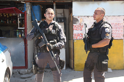 Schwerbewaffnete Polizei in der Favela