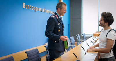 Oberstleutnant Uwe Roth im Gespräch mit Tilo Jung nach der BPK