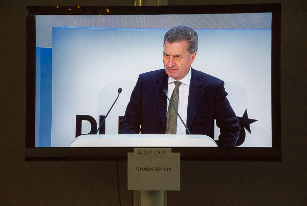 Günther Oettinger auf dem Screen im DLD Media Center