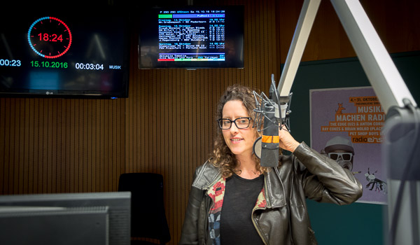 Sonja Peteranderl im radioeins-Studio