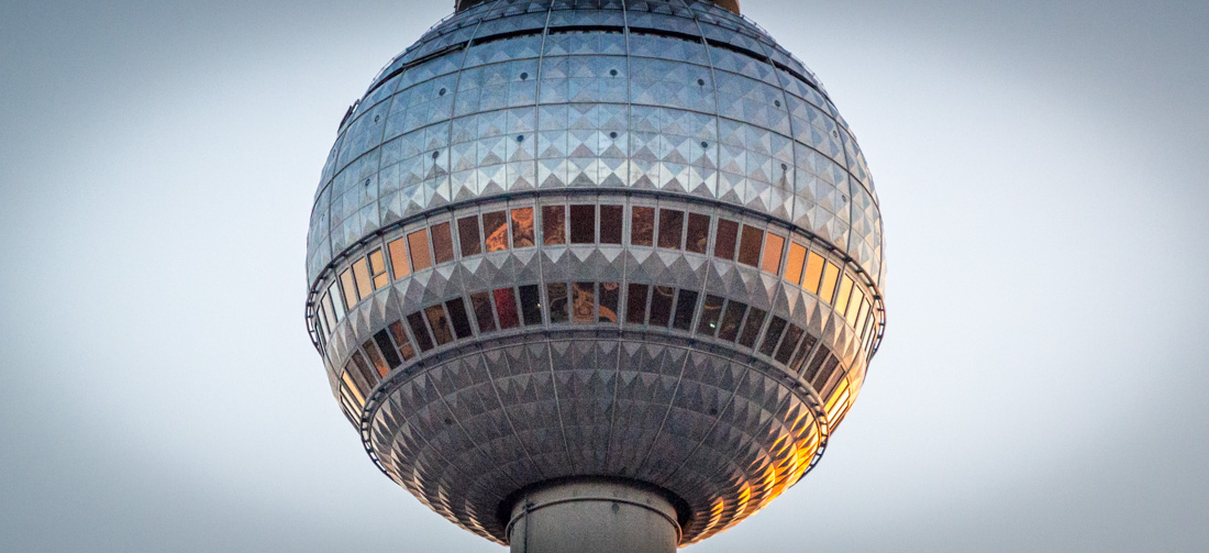 Kuppel des Berliner Fernsehturms am Vorabend der Umschaltung auf DVB-T2 HD | Foto: © Jörg Wagner