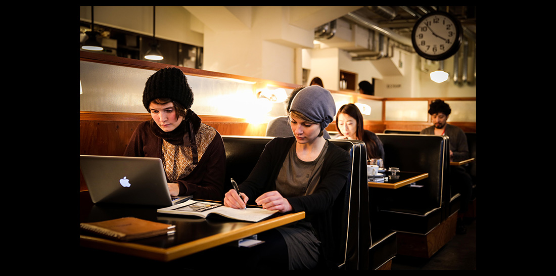 Caterina und Amrai in einem Tokioter Café - digital und analog